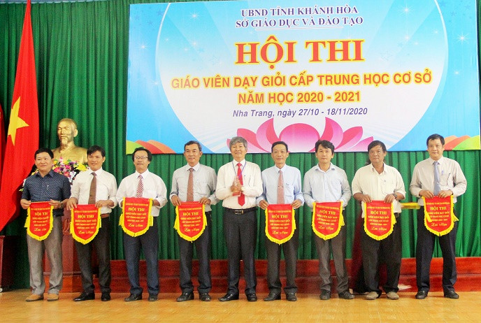 Ông Lê Đình Thuần – Phó Giám đốc Sở Giáo dục và Đào tạo Khánh Hòa trao cờ lưu niệm cho các phòng giáo dục và đào tạo. 