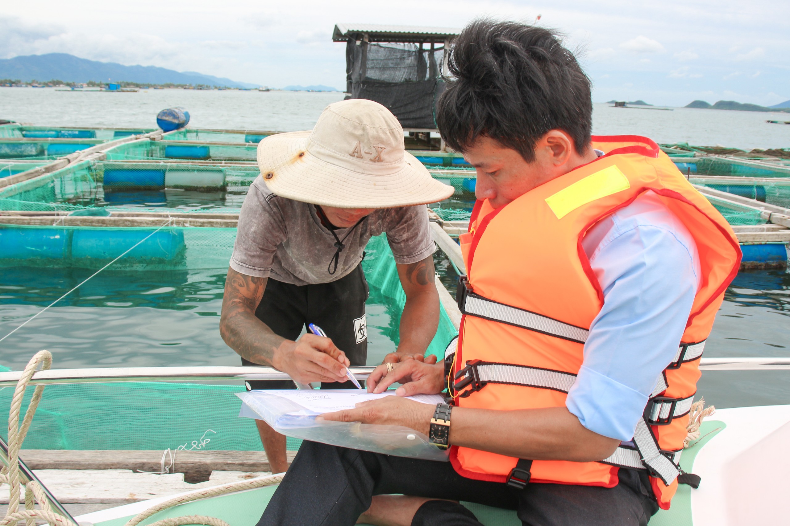 Vạn Ninh: Hơn 1.300 hộ nuôi trồng thủy sản ký cam kết vào bờ trước 18 giờ