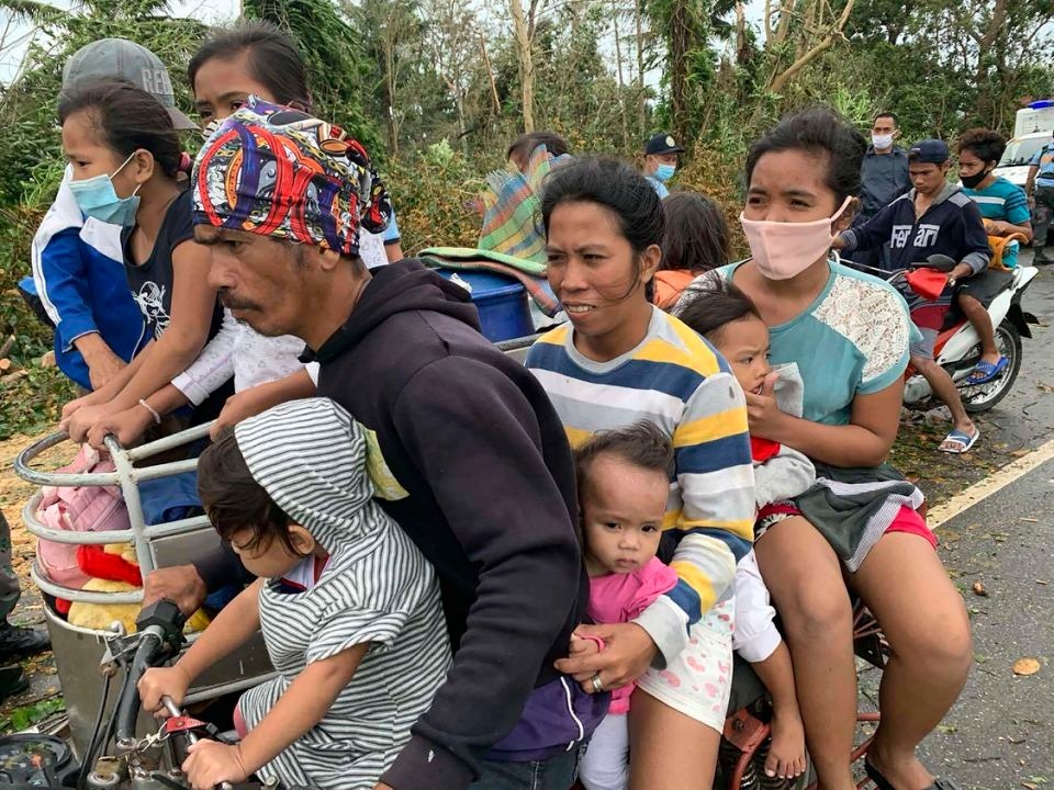 Người dân sơ tán đến nơi an toàn ở thị trấn Pola, đảo Mindoro, miền trung Philippines, hôm 26/10.