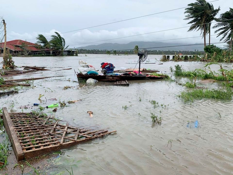 Một nhà dân ở thị trấn Pola, đảo Mindoro, miền trung Philippines, hư hại và ngập trong lũ vì bão Molave, hôm 26/10.