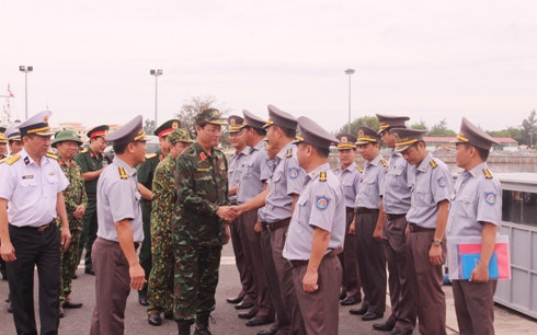 Thượng tướng Trần Quang Phương động viên khích lệ cán bộ, nhân viên Chi đội Kiểm ngư số 4 thực hiện tốt công tác cứu hộ, cứu nạn.