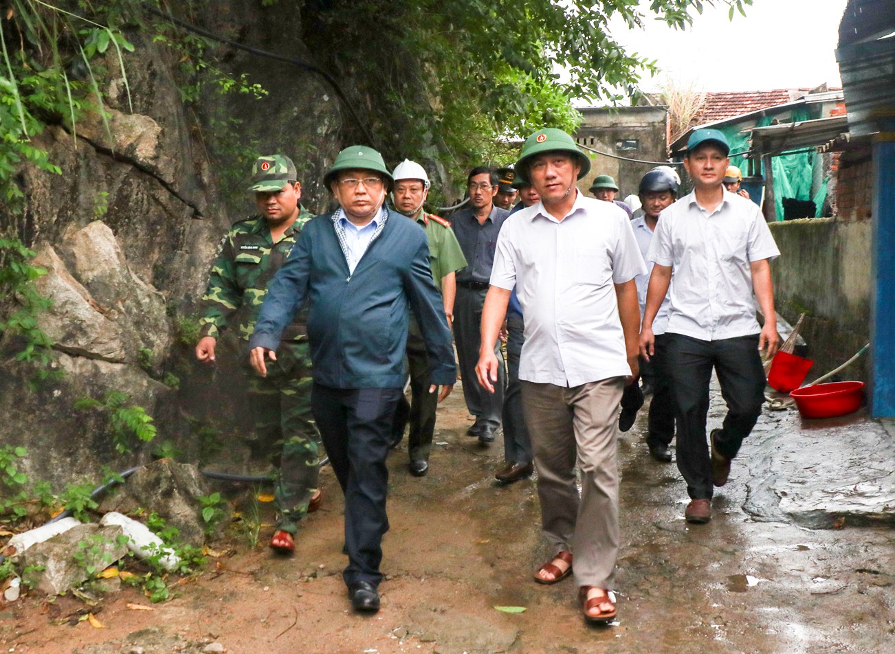 Ông Lê Hữu Hoàng kiểm tra công tác phòng chống bão tại Vạn Ninh