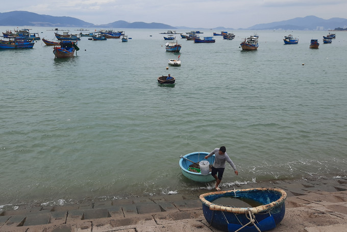 Fishermen moving their boats to shore