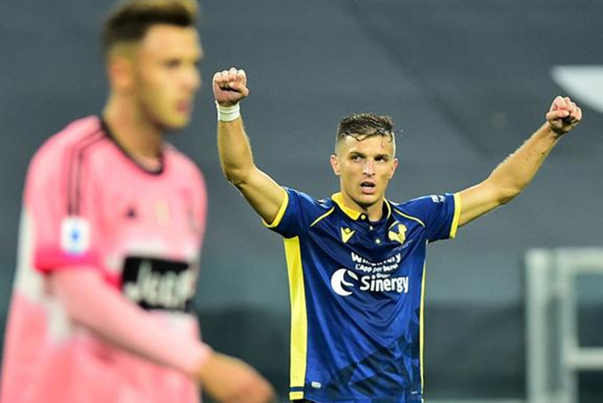 Trận Juventus - Verona hôm 25-10 diễn ra giữa các khán đài trống vắng vì Covid-19. Ảnh: Reuters.