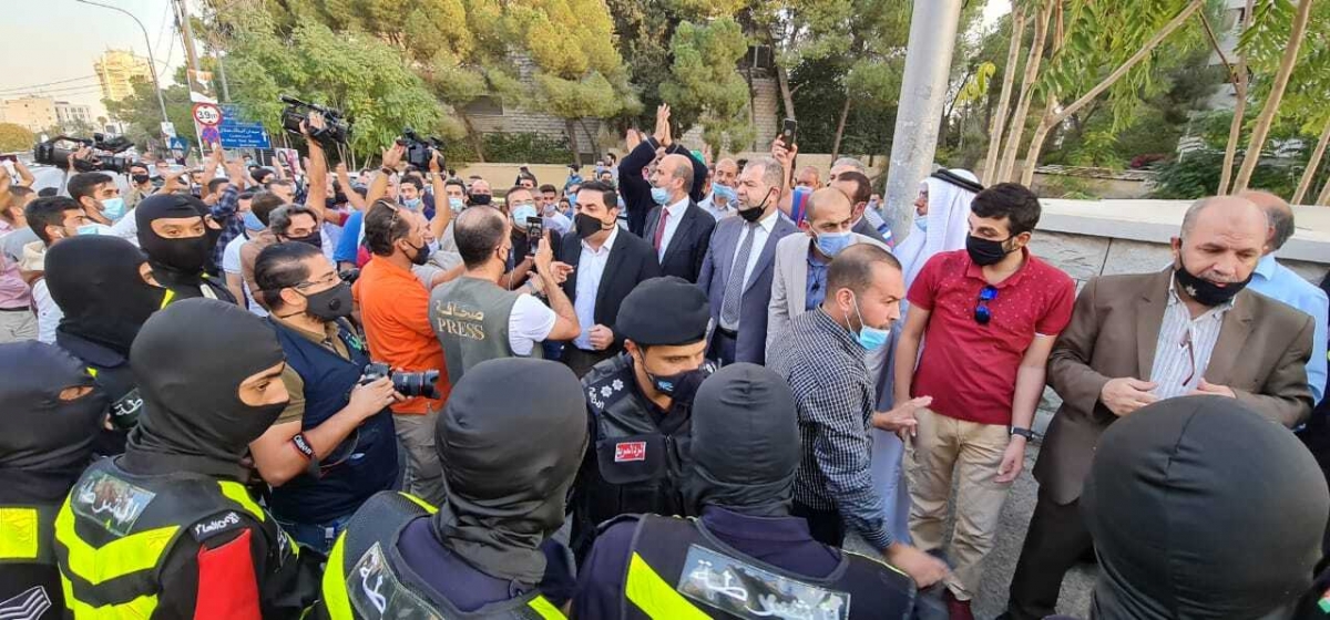 Người dân Jordan biểu tình bên ngoài đại sứ quán Pháp ở Amman. Ảnh RT