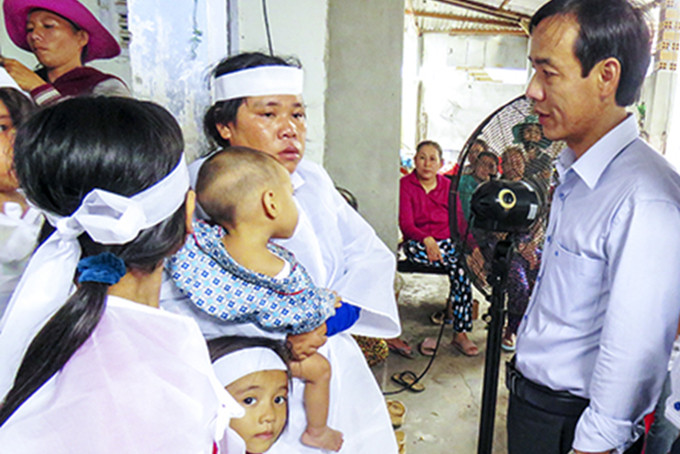 Ông Nguyễn Thái Nguyên -  Phó Bí thư Thường trực Huyện ủy  thăm hỏi,  chia buồn  với gia đình  ngư dân  gặp nạn.