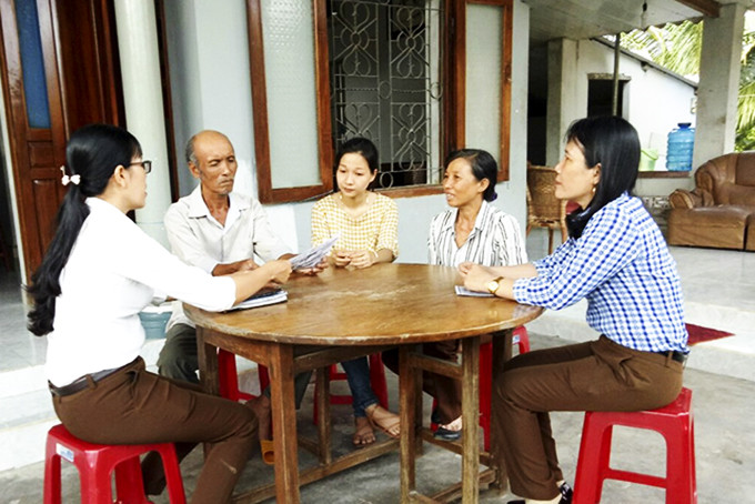 Cán bộ Hội Phụ nữ xã Ninh Phụng tuyên truyền  phòng, chống tác hại thuốc lá tại nhà người dân.
