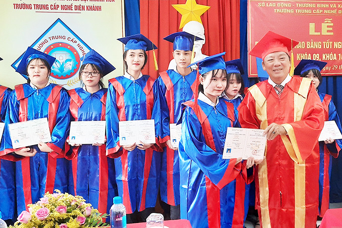 Hiệu trưởng nhà trường trao bằng tốt nghiệp cho các học sinh giỏi.