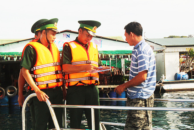 Lực lượng Bộ đội Biên phòng kiểm tra các phương tiện thủy nội địa.