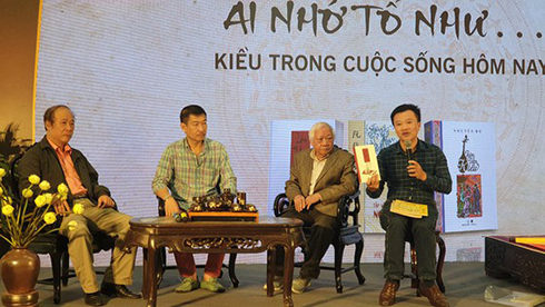 Nằm trong chuỗi hoạt động tưởng nhớ Nguyễn Du, tọa đàm khoa học “Kiều trong cuộc sống hôm nay” là cuộc hội ngộ của các học giả, họa sĩ, thư pháp gia cùng bàn luận về giá trị sống và vẻ đẹp của Truyền Kiều: PGS.TS Nguyễn Hữu Sơn, họa sĩ Lê Thiết Cương, TS Mai Anh Tuấn...