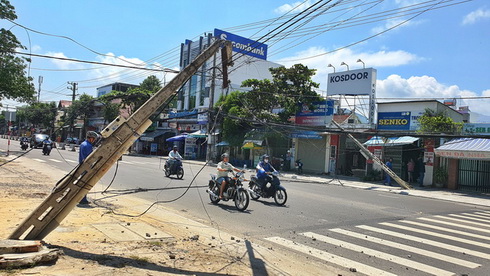 Xe cẩu kéo gãy trụ viễn thông