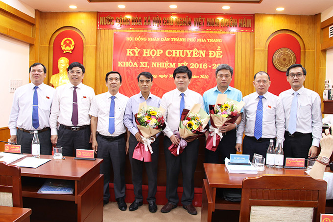 Lãnh đạo thành phố tặng hoa chúc mừng ông Lê Đại Dương (thứ 4 từ phải qua)