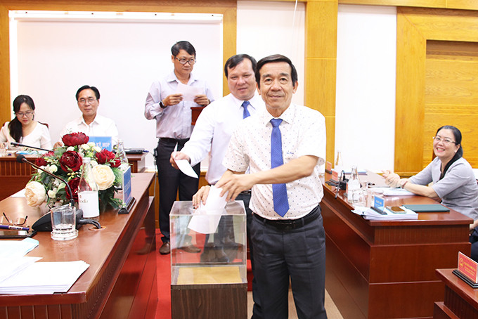 Thường trực HĐND TP. Nha Trang bỏ phiếu bầu bổ sung Phó Chủ tịch UBND thành phố.