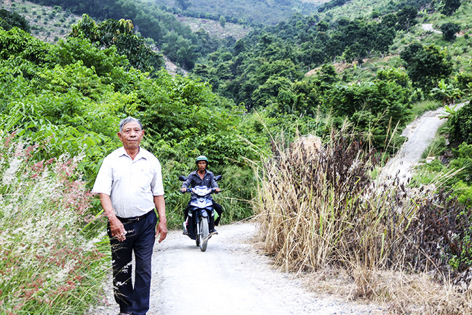  Ông Nguyễn Tân - Chủ tịch Hội Người cao tuổi xã Suối Cát, đi trên con đường ông hiến 50ha đất.