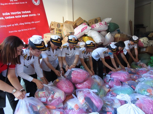 Hội Phụ nữ Lữ đoàn 957, Vùng 4 Hải quân trao nhu yếu phẩm cho người dân Quảng Trị