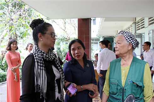 Họa sĩ Đặng Ái Việt gặp gỡ, trao đổi với các đại biểu. Ảnh: Tiến Lực – TTXVN