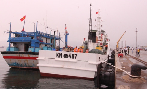 Tàu KN 467 lai dắt tàu cá BĐ 98658 TS cập cảng Cam Ranh.