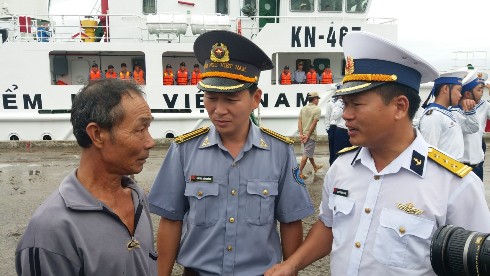 Cán bộ Vùng 4 Hải quân và Chi đội Kiểm ngư số 4 đón, thăm hỏi, động viên các ngư dân.