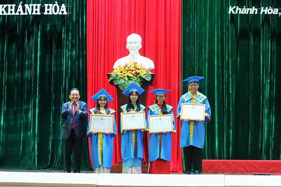 Ông Lê Hữu Hoàng trao giấy khen của trường cho các tập thể sinh viên đạt thành tích xuất sắc năm học 2019-2020. 