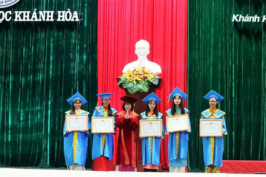 Tiến sĩ Lê Thị Mỹ Bình, Bí thư Đảng ủy, Hiệu trưởng nhà trường trao giấy khen cho các sinh viên xuất sắc năm học 2019-2020. 