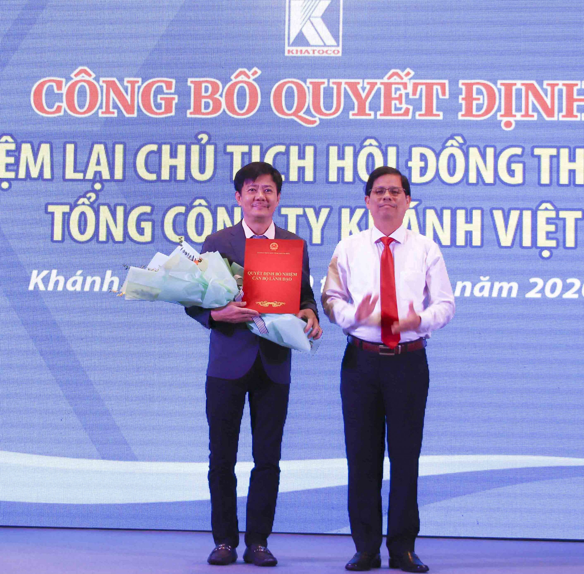 Ông Nguyễn Tấn Tuân trao quyết định bổ nhiệm cho ông Lê Tiến Anh.