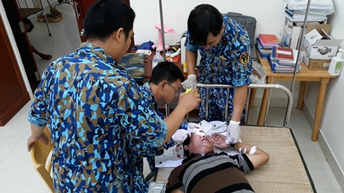 Quân y đảo Đá Tây xử lý vết thương cho bệnh nhân Thuận.