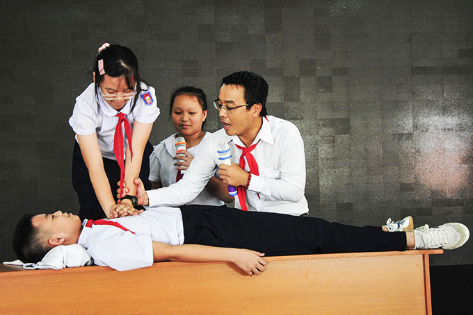 Các học sinh TP. Nha Trang thực hành kỹ năng sơ cấp cứu.