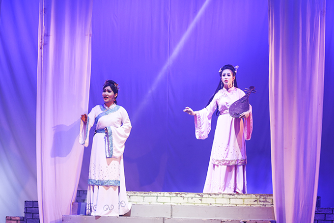 Diễn viên trẻ Nguyễn Thị Thanh Phương (bên phải) với vai diễn Thúy Kiều trong trích đoạn Kiều bán mình chuộc cha.