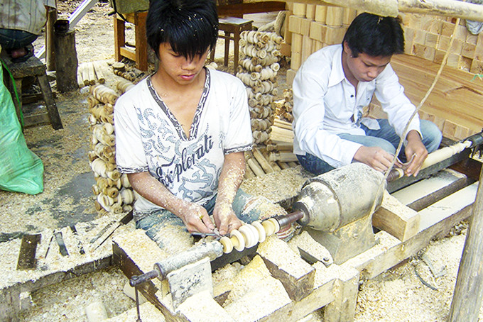 Nhiều lao động ở Khánh Vĩnh sau khi được đào tạo nghề mộc dân dụng đã có việc làm ổn định.