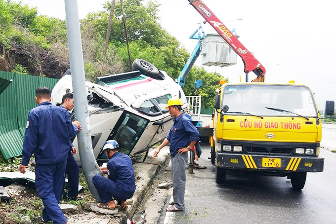 Taxi mất lái, đâm gãy trụ đèn