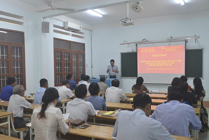 Tập huấn giảng dạy kiến thức dân tộc cho giảng viên, báo cáo viên tỉnh Khánh Hòa