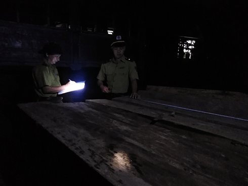 Phát hiện 1 xe ô tô vận chuyển 45 khúc gỗ xẻ hộp