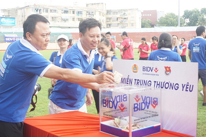 Employees of BIDV – Khanh Hoa Branch donating money