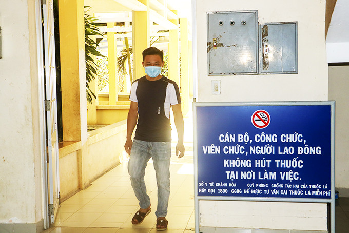 Bệnh viện cấm cán bộ, nhân viên hút thuốc lá tại nơi làm việc.