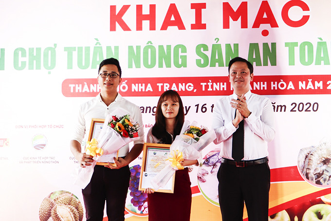 Representative of Diep Chau company (middle) receives award for O Xanh melon