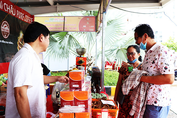 Consumers see products at the fair in Nha Trang.
