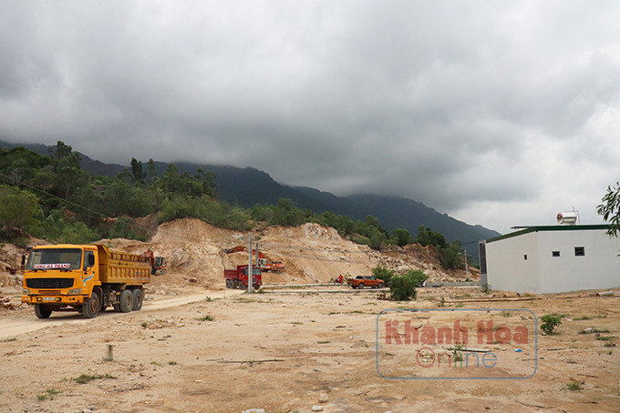 Xe múc, xe tải đào đất trái phép tại khu vực đồi núi ở thôn Phước Lợi.