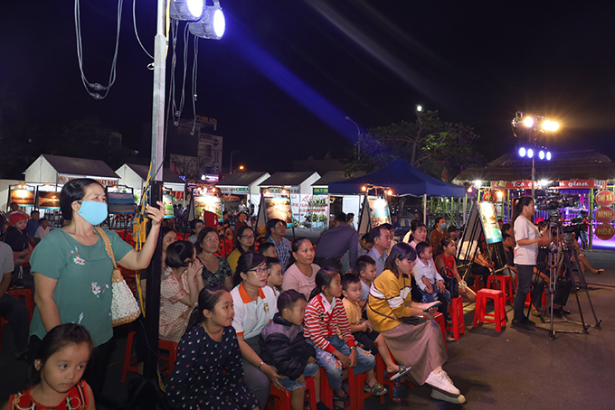 Người dân theo dõi buổi khai mạc lễ hội ẩm thực Ninh Hòa lần thứ 1.