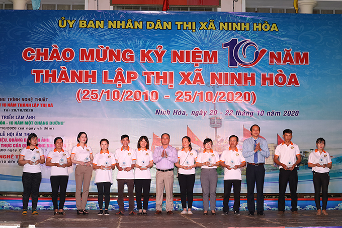 Lãnh đạo thị xã Ninh Hòa tri ân các cá nhân, tập thể tham gia lễ hội. 