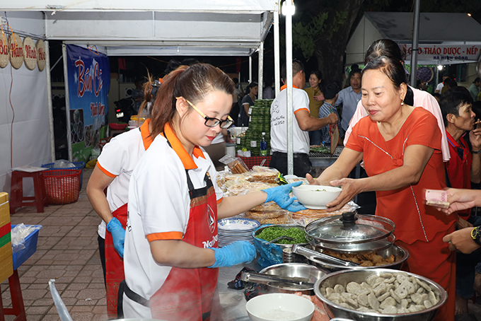 Cơ sở Bánh canh Linh nổi tiếng ở thị xã Ninh Hòa cũng tham gia lễ hội ẩm thực. 