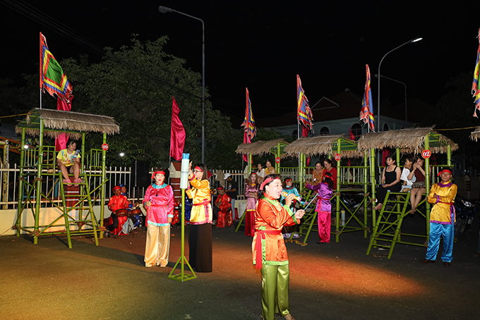 Trình diễn hội chơi bài chòi dân gian của các nghệ nhân ở thị xã Ninh Hòa. 