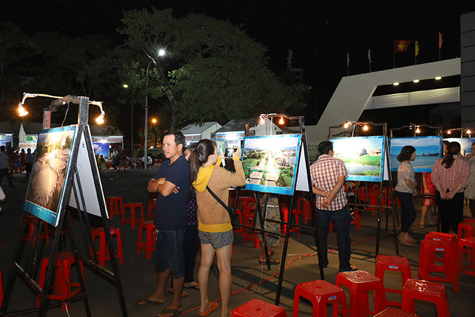 Người dân xem ảnh thời sự nghệ thuật ghi lại dấu ấn về 10 năm thành lập thị xã Ninh Hòa. 