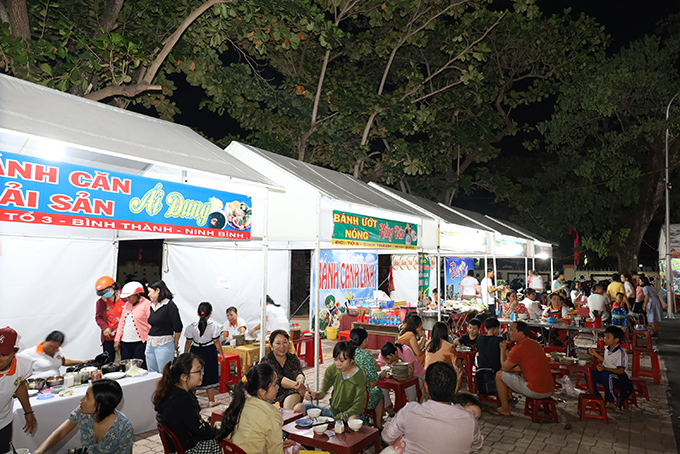 Thực khách thưởng thức các món ăn truyền thống ở thị xã Ninh Hòa trong không gian lễ hội. 