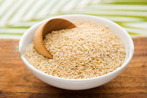 Mầm lúa mạch chứa nhiều vitamin B2, B5, sắt giúp lưu thông máu, khiến da không bị tiết quá nhiều dầu.