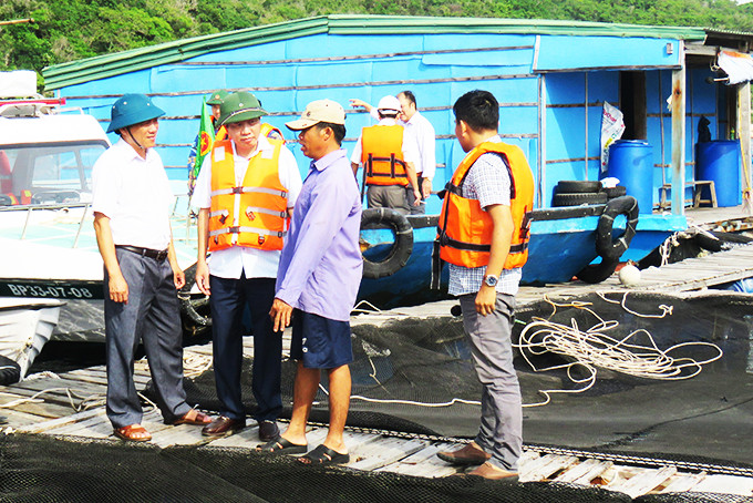 ÔngHà Quốc Trị kiểm tra công tác ứng phó với bão số 10 tại xã Vạn Thạnh.