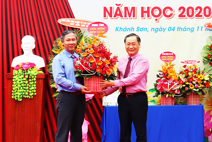 Ông Nguyễn Đắc Tài tặng hoa chúc mừng nhà trường.