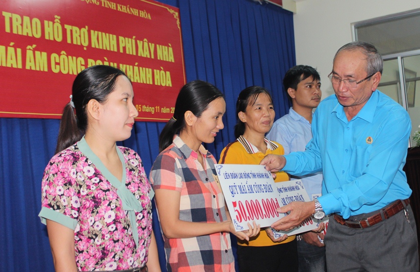 Trao kinh phí xây mái ấm cho 6 đoàn viên khó khăn