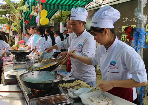 Giới thiệu các ngành nghề thông qua hội chợ ẩm thực tại Trường Cao đẳng Du lịch Nha Trang. 