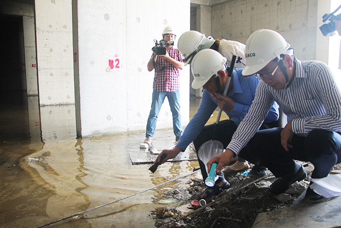 Đồng chí Nguyễn Đắc Tài kiểm tra công tác phòng, chống dịch sốt xuất huyết  tại công trình xây dựng.