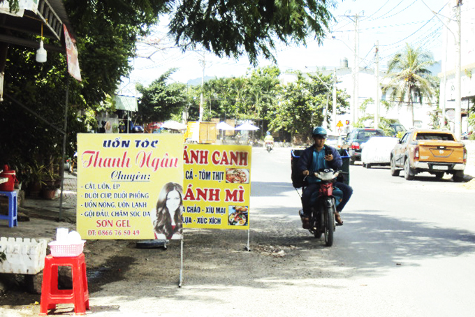 Dựng bảng hiệu chiếm lòng đường
